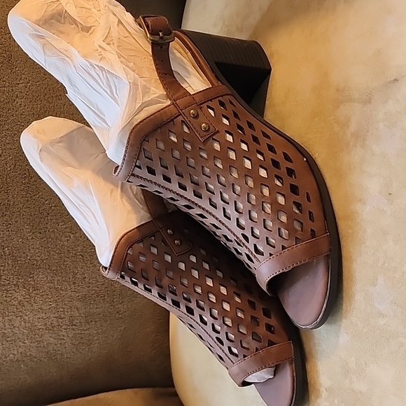 EASY STREET SANDALS Size 8.5 - Picture 3 of 8